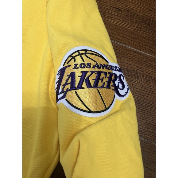 Men’s Pro Standard Size M Los Angeles Lakers Yellow Crewneck Sweater NWT NBA - Picture 3 of 6